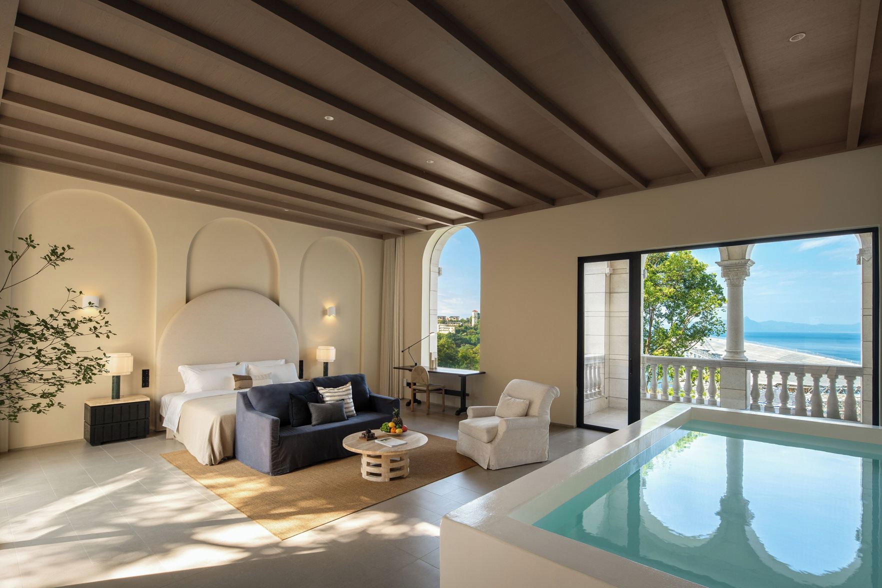 Miyue Roman Holiday Bubble Pool hotel 3*