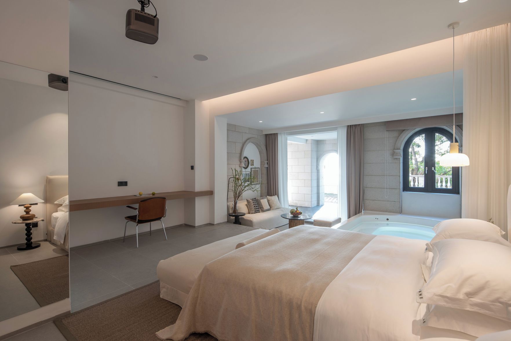 Miyue Roman Holiday Bubble Pool hotel 3*