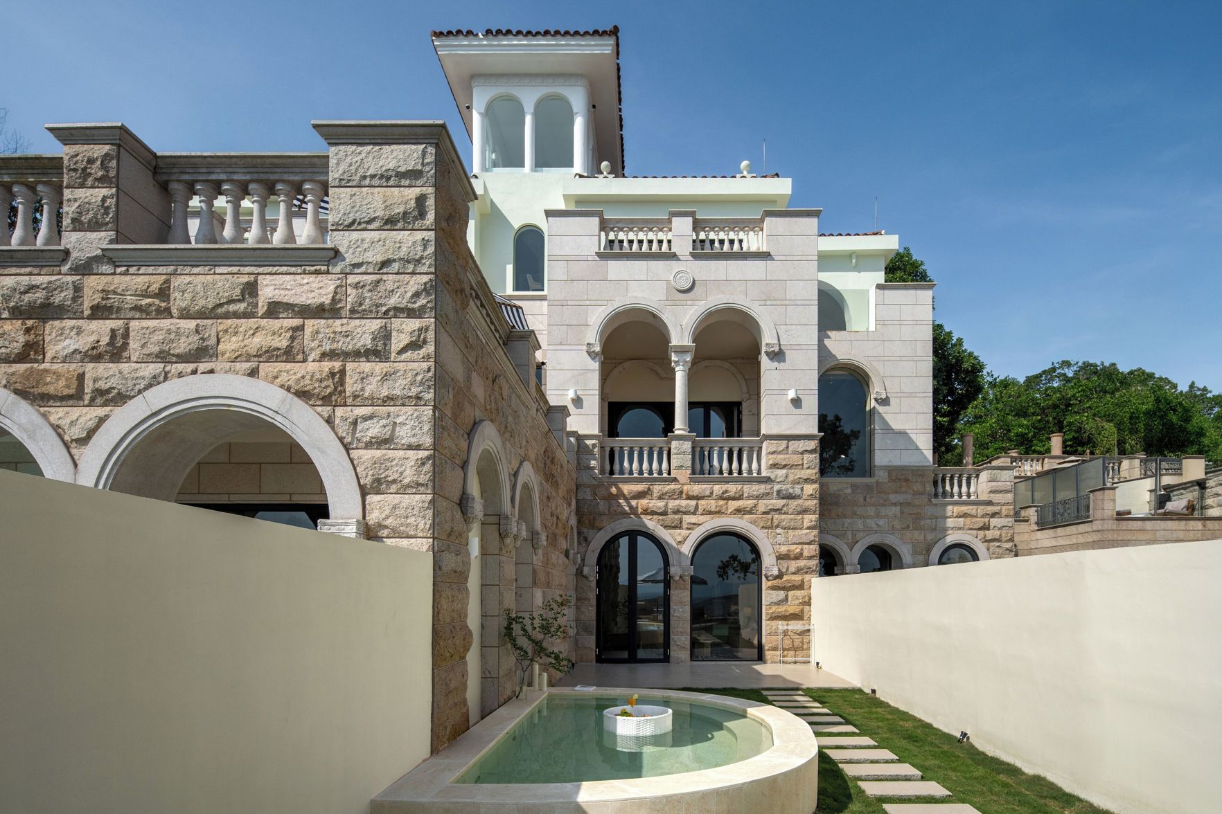 Miyue Roman Holiday Bubble Pool hotel 3*