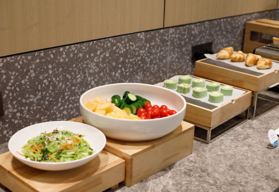 Homeinn Hotel (Zhenjiang Jurong Wuyue Plaza Railway Station) 2*