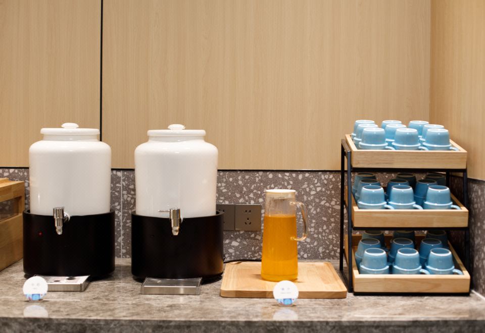 Homeinn Hotel (Zhenjiang Jurong Wuyue Plaza Railway Station) 2*