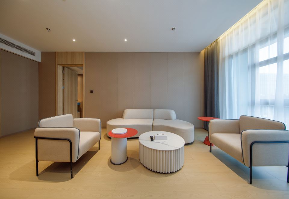 Homeinn Hotel (Zhenjiang Jurong Wuyue Plaza Railway Station) 2*