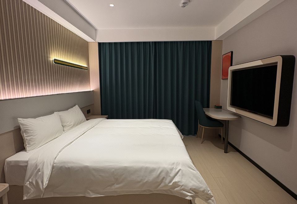 Yilong Wanguo Hotel (Luoyang Yiyang Qingpi Avenue Bearing Industry Park Branch) 2*