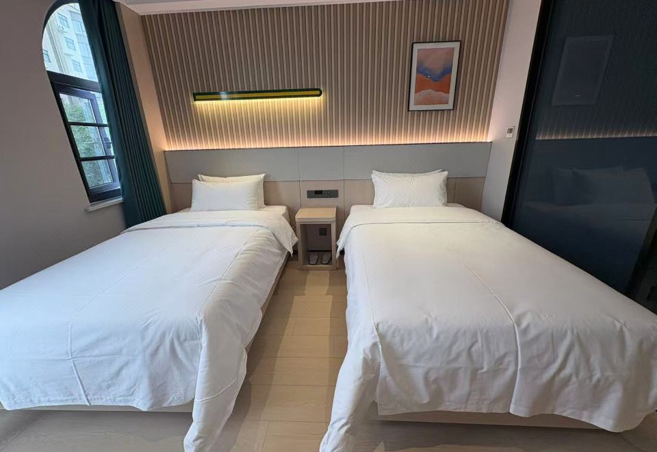 Yilong Wanguo Hotel (Luoyang Yiyang Qingpi Avenue Bearing Industry Park Branch) 2*