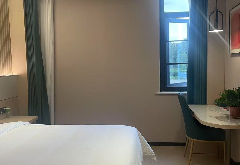 Yilong Wanguo Hotel (Luoyang Yiyang Qingpi Avenue Bearing Industry Park Branch) 2*