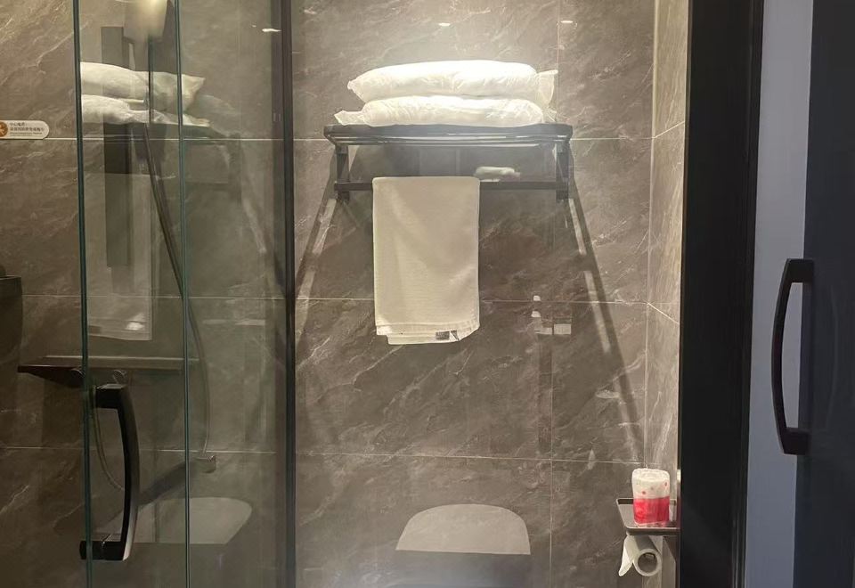 Yilong Wanguo Hotel (Luoyang Yiyang Qingpi Avenue Bearing Industry Park Branch) 2*