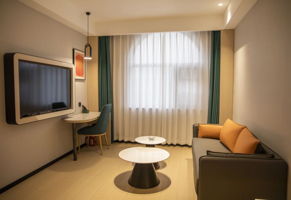 Yilong Wanguo Hotel (Luoyang Yiyang Qingpi Avenue Bearing Industry Park Branch) 2*