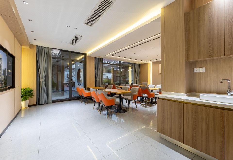 Elong Anyun Hotel (Yangcheng Peninsula Amusement Park Weiting Subway Station) 3*