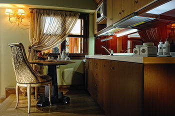 Civitas Suites Hotel 4*
