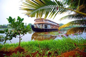 Indiavacationz Houseboat 3*