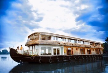 Indiavacationz Houseboat 3*