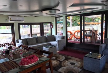 Indiavacationz Houseboat 3*