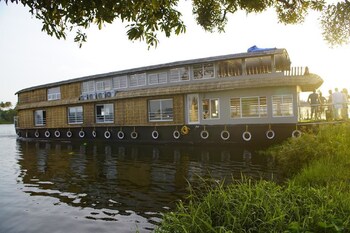 Indiavacationz Houseboat 3*