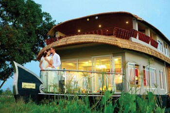 Indiavacationz Houseboat 3*