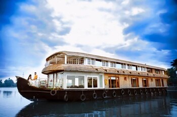 Indiavacationz Houseboat 3*