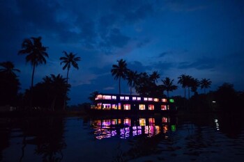 Indiavacationz Houseboat 3*