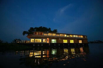 Indiavacationz Houseboat 3*