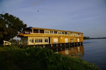 Indiavacationz Houseboat 3*