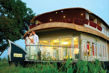 Indiavacationz Houseboat 3*
