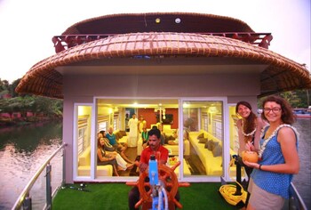 Indiavacationz Houseboat 3*