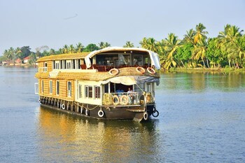 Indiavacationz Houseboat 3*