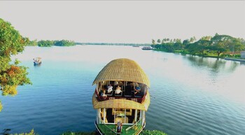 Indiavacationz Houseboat 3*