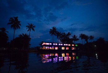 Indiavacationz Houseboat 3*