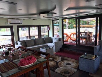 Indiavacationz Houseboat 3*