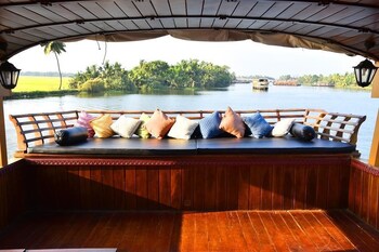 Indiavacationz Houseboat 3*