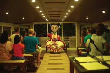 Indiavacationz Houseboat 3*