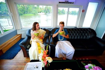 Indiavacationz Houseboat 3*