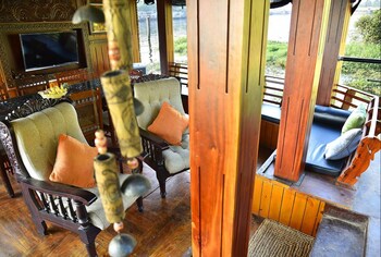 Indiavacationz Houseboat 3*