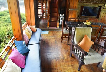 Indiavacationz Houseboat 3*