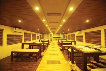 Indiavacationz Houseboat 3*