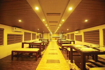 Indiavacationz Houseboat 3*