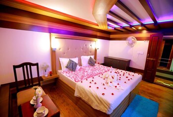 Indiavacationz Houseboat 3*