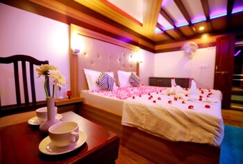 Indiavacationz Houseboat 3*