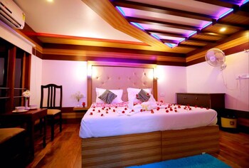 Indiavacationz Houseboat 3*