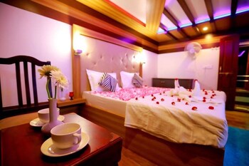 Indiavacationz Houseboat 3*