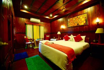 Indiavacationz Houseboat 3*