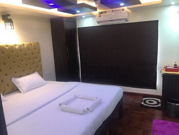 Indiavacationz Houseboat 3*