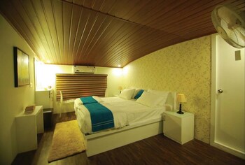 Indiavacationz Houseboat 3*