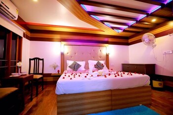 Indiavacationz Houseboat 3*