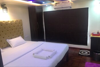 Indiavacationz Houseboat 3*