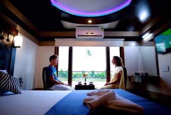 Indiavacationz Houseboat 3*