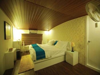 Indiavacationz Houseboat 3*