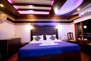 Indiavacationz Houseboat 3*