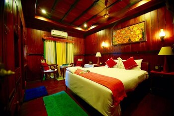Indiavacationz Houseboat 3*