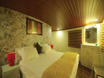 Indiavacationz Houseboat 3*