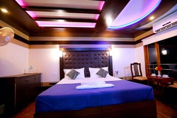 Indiavacationz Houseboat 3*